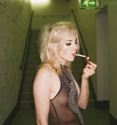Izzy Phillips アート女優 写真