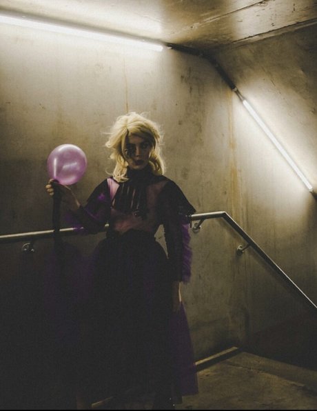 Izzy Phillips アートモデル 写真