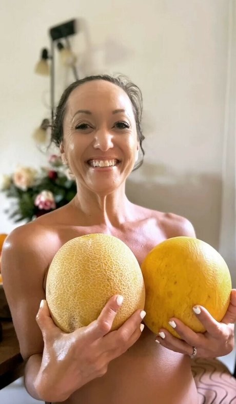 Kino MacGregor アートスター 写真