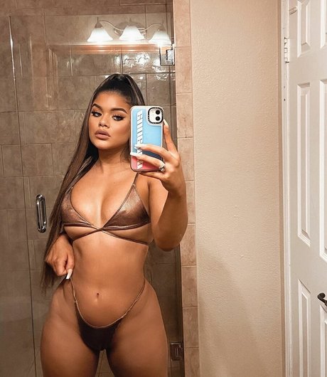Dayanna Comas ホットなモデル 写真