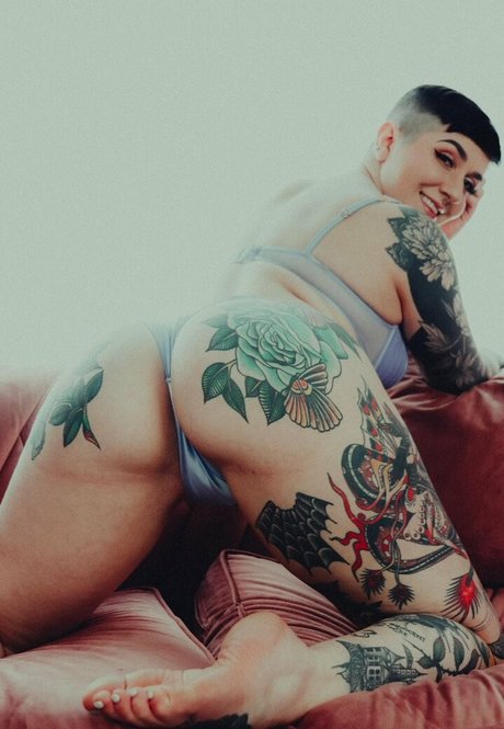 Femme Puppy かわいいポルノスター 写真