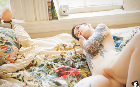 Femme Puppy ヌードのポルノスター 写真