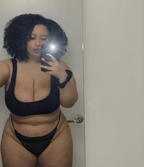 Thegirlofyourdreamz top profile image
