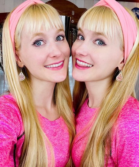 Camille And Kennerly ポルノスター セクシー 画像