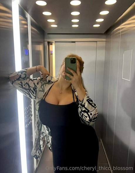 主観視点のアジア人オンリーファンズ 美しい 写真