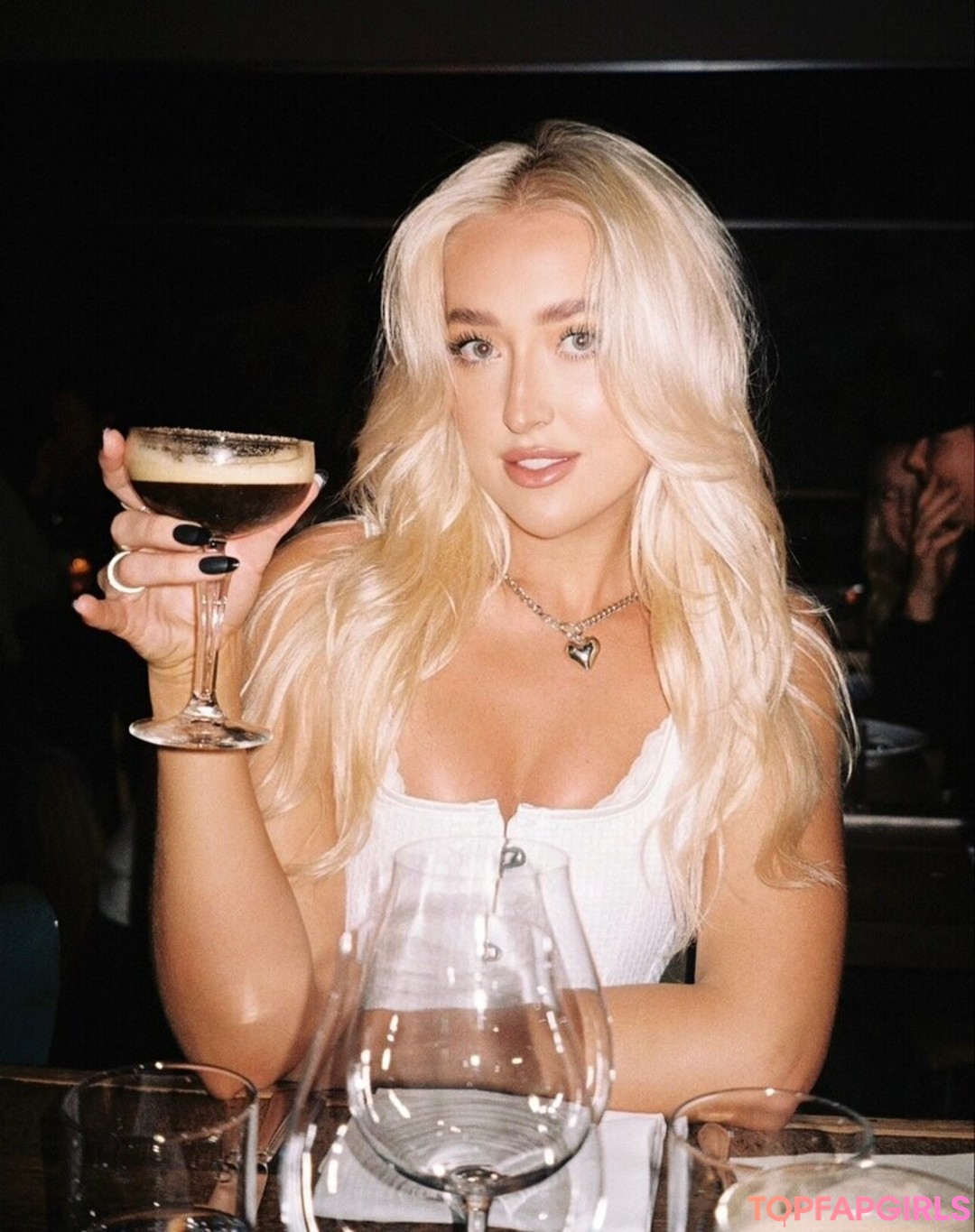 曲線美のクーガーオンリーファンズ ポルノ 画像