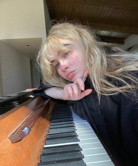 白いランジェリーオンリーファンズ ホットセックス 画像