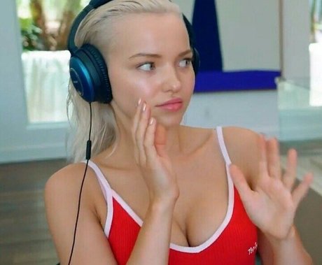 Dove Cameron セックススター 写真