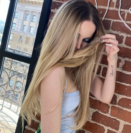 Dove Cameron 美しいモデル 写真