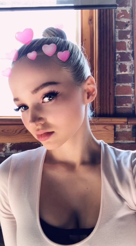 Dove Cameron トップモデル 画像
