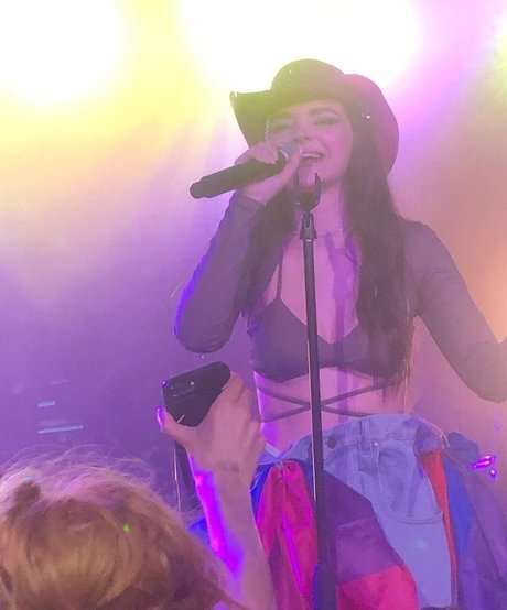 Dove Cameron セックス女優 写真