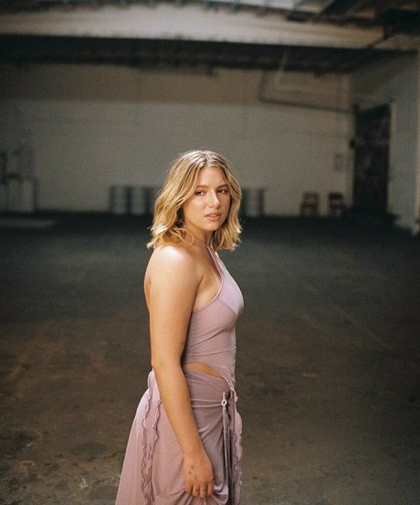 Mackenzie Ziegler ポルノスター 写真