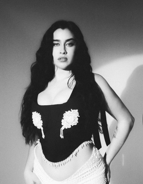 Lauren Jauregui ポルノスター ギャラリー