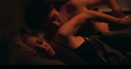 オナニー 潮吹き オンリーファンズ 美しい裸 画像