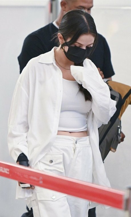 18歳のオンリーファンズ セクシー裸 画像