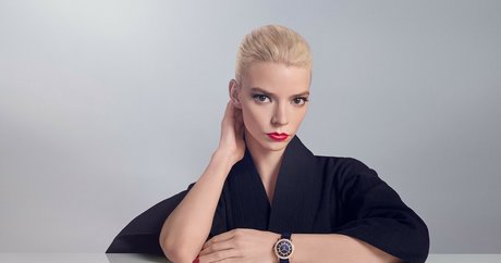 曲線美のクーガーオンリーファンズ セクシー裸 写真