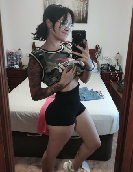 トゥワークオンリーファン セクシーヌード 画像