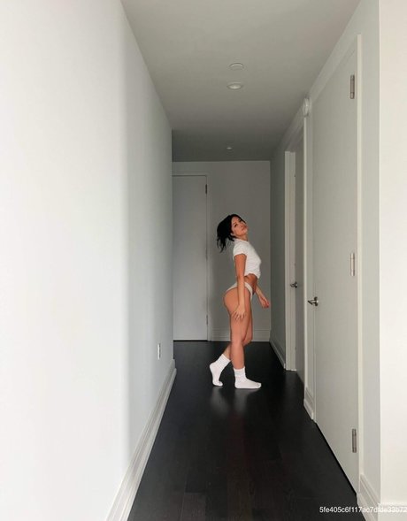 金髪のフェムボーイオンリーファンズ ポルノグラフィック 写真