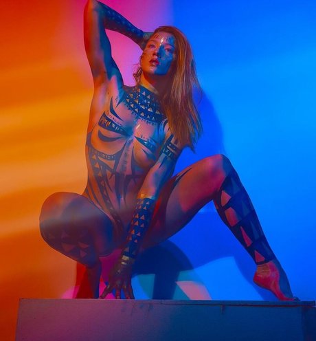 黒檀の偽おっぱいオンリーファンズ セクシー 写真