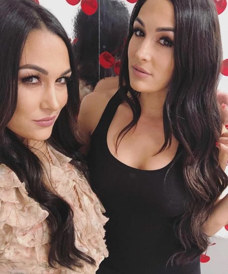 The Bella Twins 独占モデル 写真