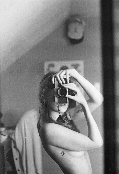 金髪のフェムボーイオンリーファンズ セクシーxxx 写真
