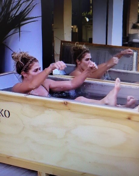 毛深い膣オンリーファンズ 美しいヌード 写真