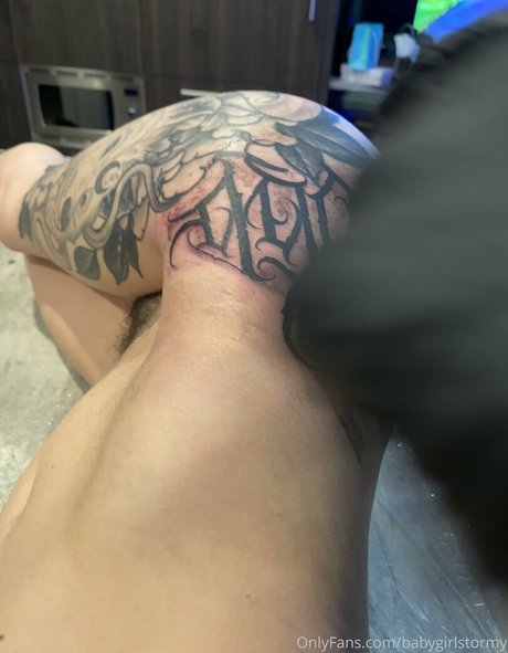 茶色の目のキティオンリーファンズ ヌード 写真