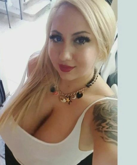 黒檀の偽おっぱいオンリーファンズ ホットヌード 写真