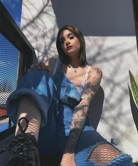 Delfi Peralta アダルトモデル 画像