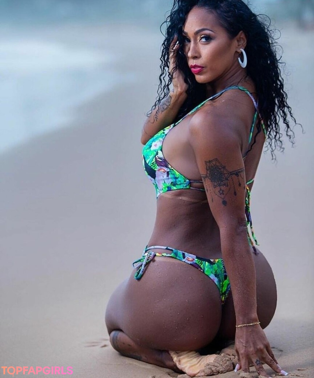 黒人看護師オンリーファンズ 美しい裸 写真