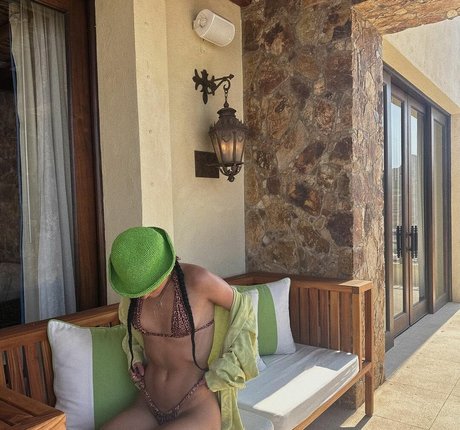 Dixie D Amelio ポルノスター エロティック 写真