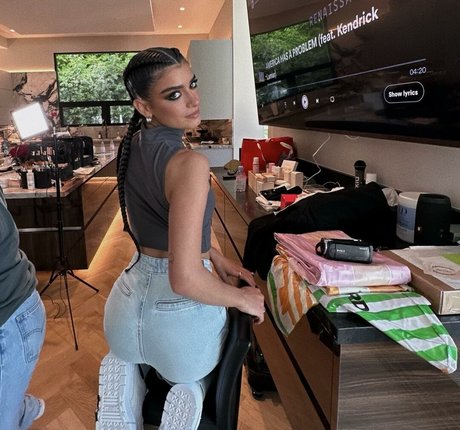 Dixie D Amelio 裸のモデル ギャラリー