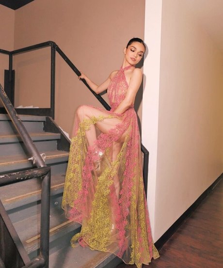 Rachel Zegler ポルノモデル ギャラリー