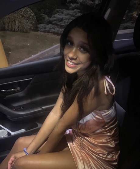 Lyla Troglin ヌードモデル 写真