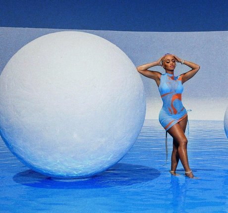 Saweetie ポルノモデル 写真