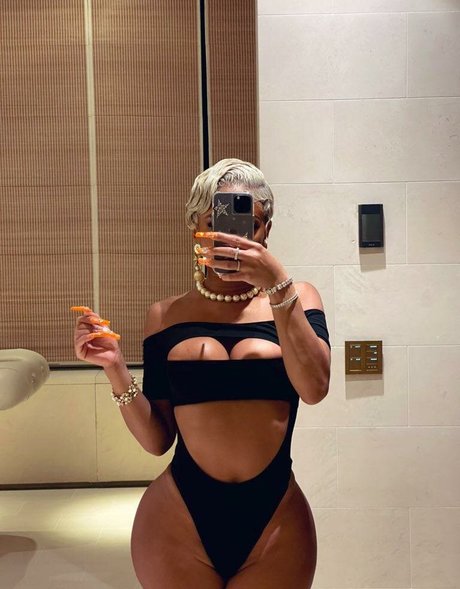 Saweetie ポルノ女優 写真