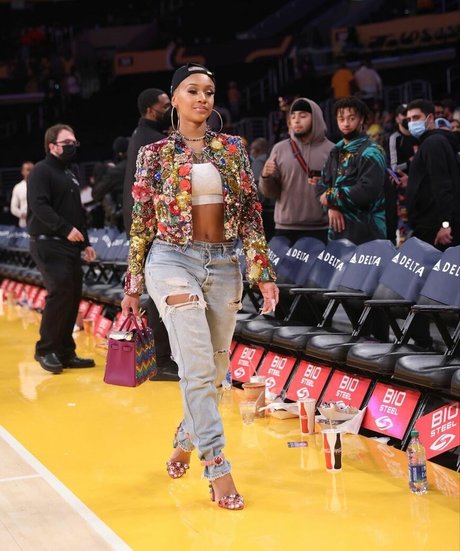 Saweetie スター 裸 画像