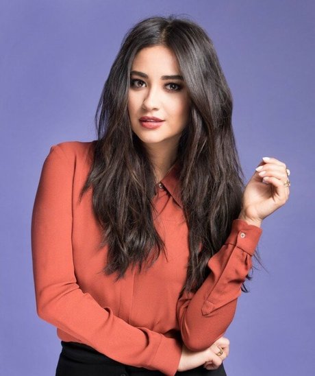 Shay Mitchell エロティックなスター 写真