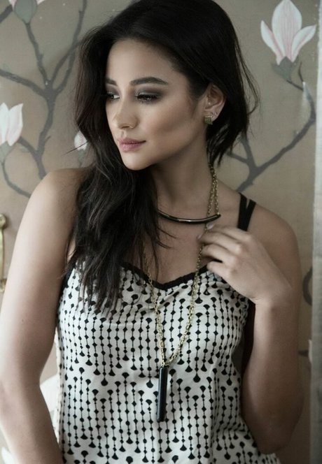 Shay Mitchell セックス女優 ギャラリー