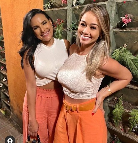 毛深い茂みオンリーファンズ ホットセクシー 写真