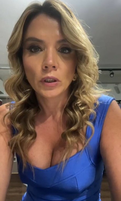 茶色の目のキティオンリーファンズ ホット 写真