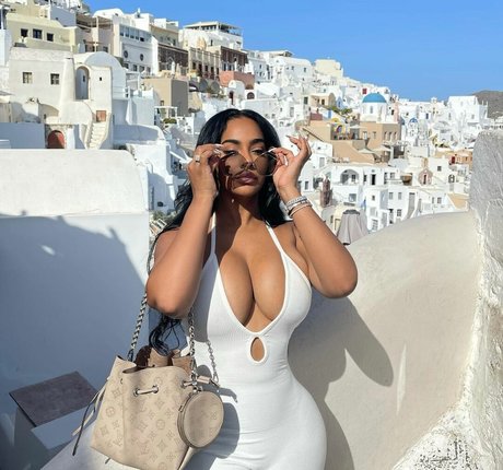 Ayisha Diaz 完璧なスター 画像