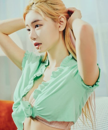 オタクなティーンのオンリーファンズ エロチック ギャラリー