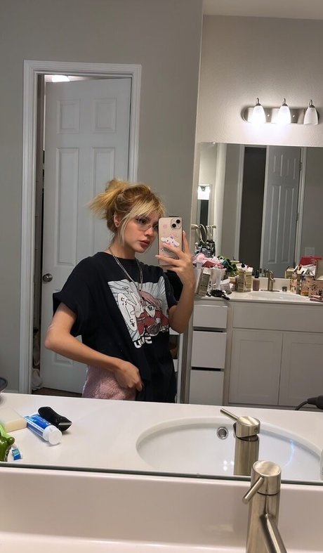 Noodlenom エロティックなモデル 写真