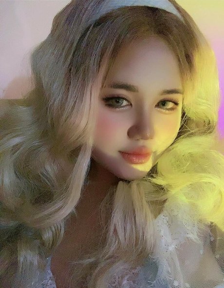 Charlotte LinLin トップスター 写真