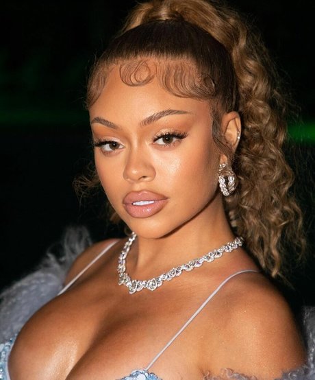 latto777 セックスモデル 画像