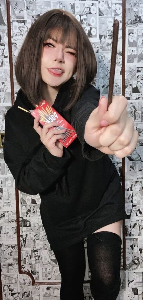茶色の目のキティオンリーファンズ セクシー裸 写真
