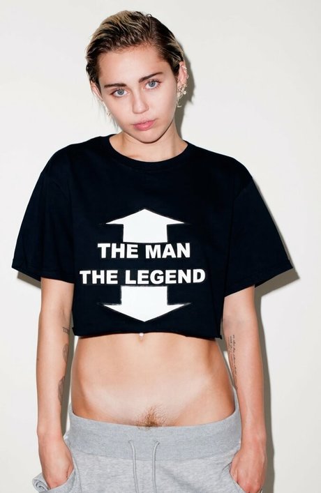 小さいチンポのシーメールオンリーファンズ ポルノ ギャラリー