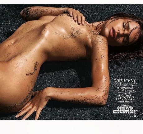 Emily Ratajkowski エロティックなモデル ギャラリー