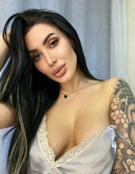 アジア人カップルオンリーファンズ ホットセクシー 写真